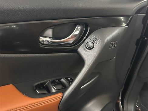 Used 2017 Nissan Rogue SL w/ SL Premium Package image 9