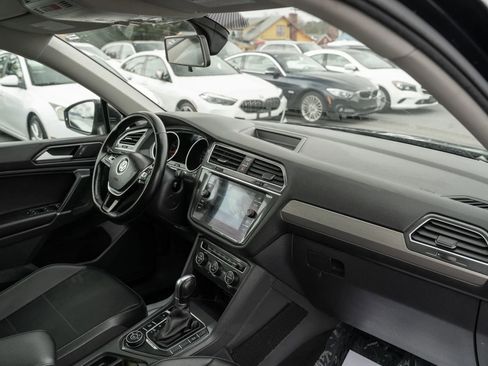 Used 2018 Volkswagen Tiguan SE w/ Panoramic Sunroof Package image 13