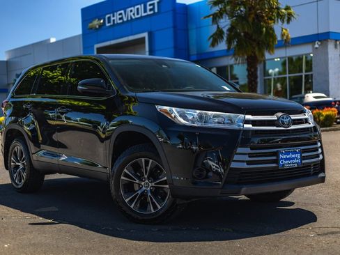 Used 2019 Toyota Highlander LE AWD/4WD image 1