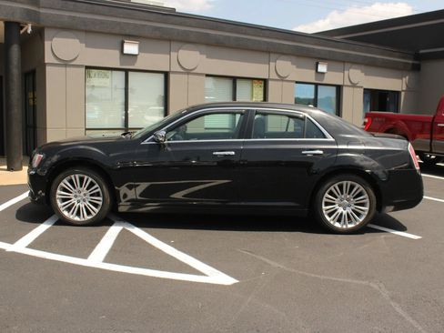 Used 2011 Chrysler 300 Limited RWD image 5