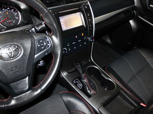 Used 2015 Toyota Camry SE FWD image 14