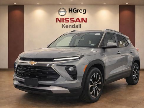 Used 2024 Chevrolet TrailBlazer LT w/ Convenience Package AWD/4WD image 3