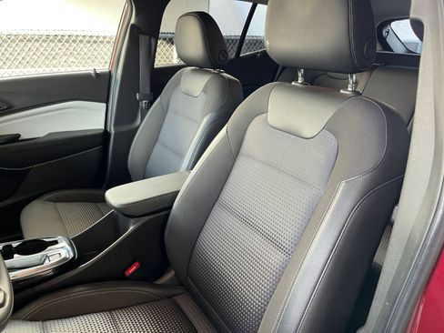 Used 2025 Chevrolet Trax LT image 36