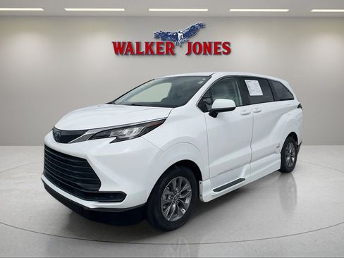 Used 2022 Toyota Sienna LE image 1