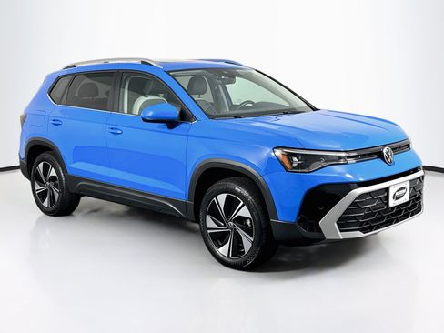 Used 2025 Volkswagen Taos SE w/ Panoramic Sunroof Package AWD/4WD image 2