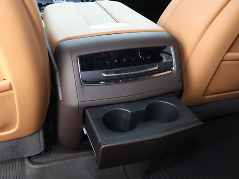 Used 2025 Cadillac Escalade Premium Luxury image 13