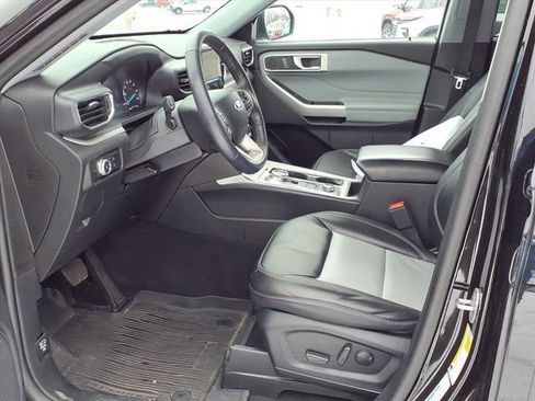 Used 2023 Ford Explorer XLT w/ Equipment Group 202A image 9