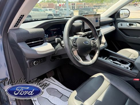 Used 2025 Ford Explorer Active w/ Active Comfort Package RWD image 9