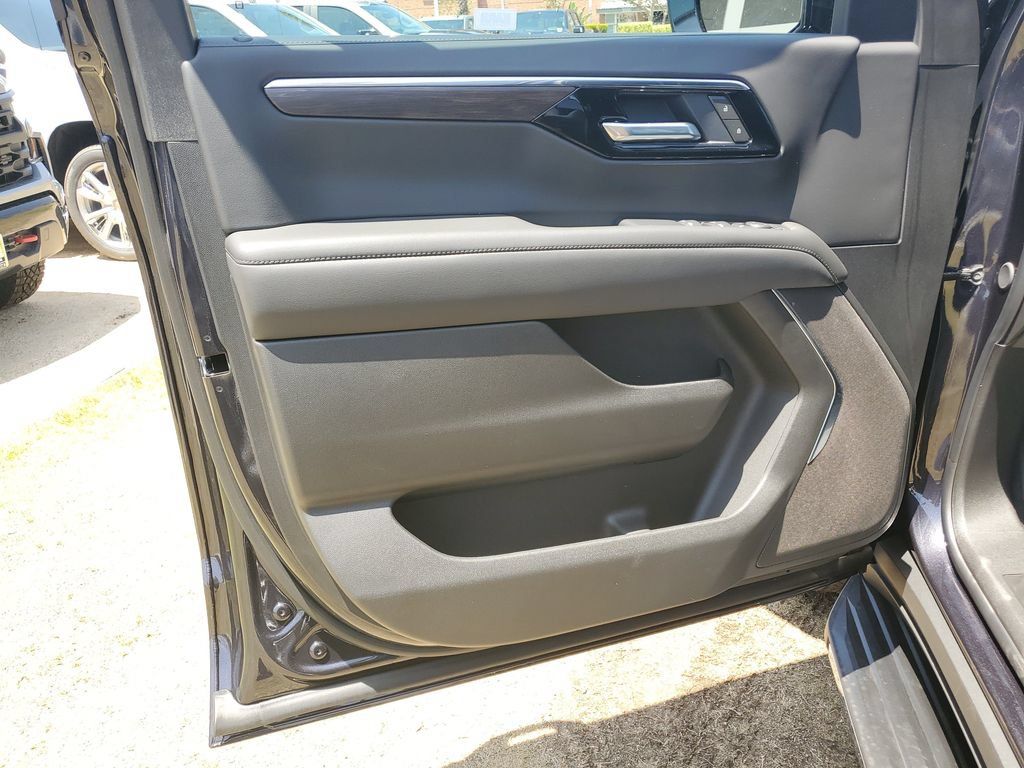Used 2026 Chevrolet Tahoe LS RWD image 18
