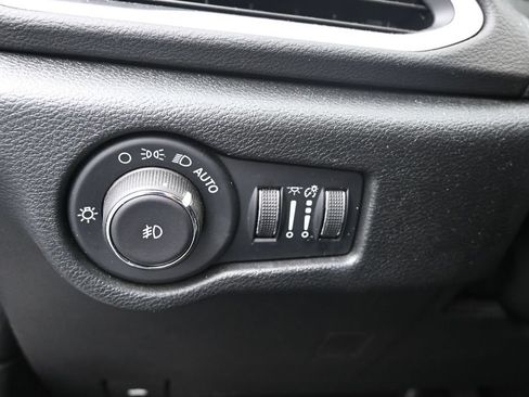 Used 2025 Chrysler Pacifica Select FWD image 19