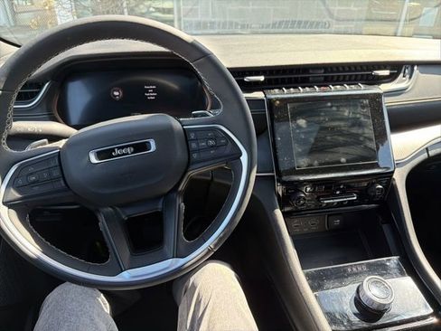 Used 2023 Jeep Grand Cherokee Altitude image 9