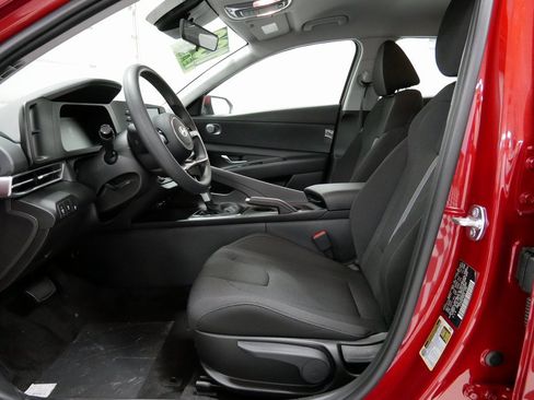 New 2025 Hyundai Elantra SE image 9