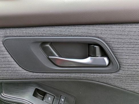 Used 2023 Nissan Rogue SV image 31