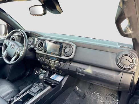Used 2019 Toyota Tacoma TRD Sport AWD/4WD image 30
