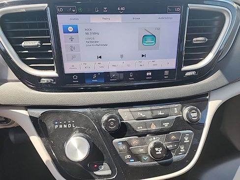 Used 2023 Chrysler Pacifica Touring-L image 16