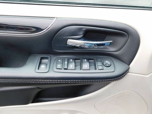 Used 2017 Dodge Grand Caravan SXT FWD image 19