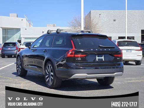 Used 2022 Volvo V90 B6 Cross Country image 4