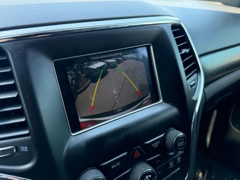 Used 2018 Jeep Grand Cherokee Laredo AWD/4WD image 22