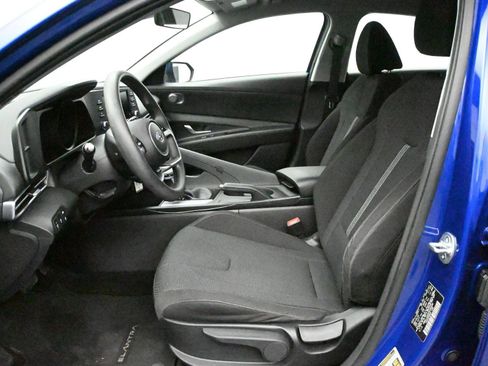 Used 2023 Hyundai Elantra SE w/ Preferred Accessory Package image 7