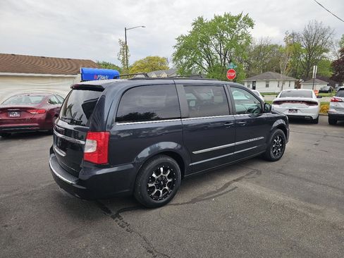 Used 2014 Chrysler Town & Country Touring FWD image 12