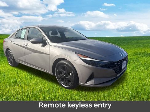 Used 2023 Hyundai Elantra SEL w/ Preferred Accessory Package image 3