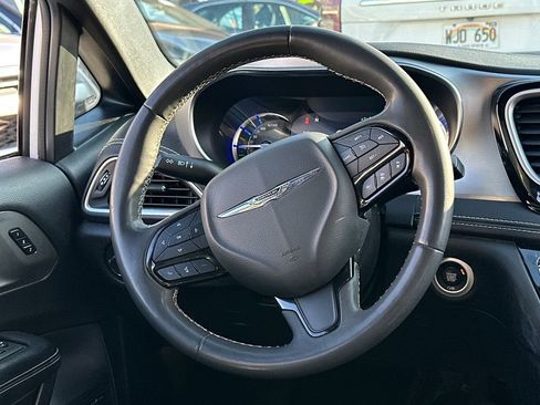 Used 2022 Chrysler Pacifica Limited w/ Uconnect Theater Family Group image 17