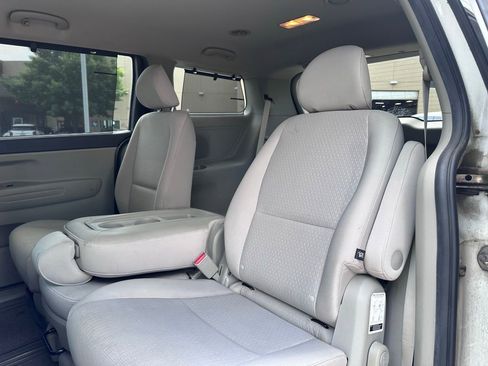Used 2016 Kia Sedona LX w/ LX Convenience Package image 14