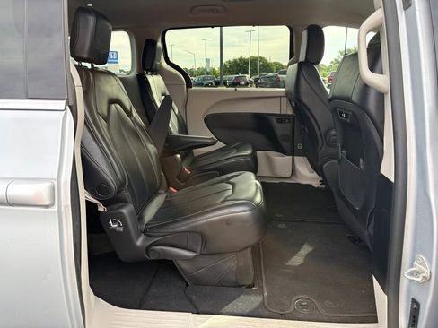 Used 2023 Chrysler Pacifica Touring-L FWD image 11