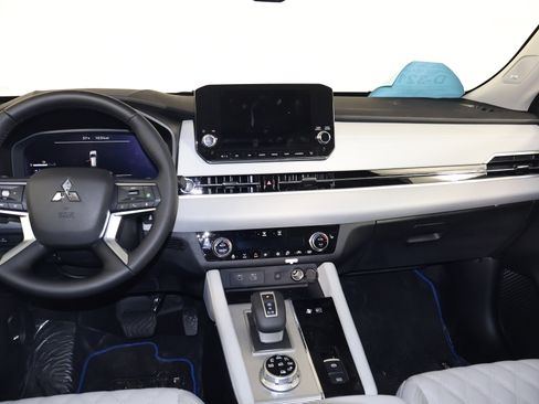 Used 2025 Mitsubishi Outlander SEL image 11