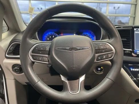 Used 2024 Chrysler Pacifica Touring-L image 18
