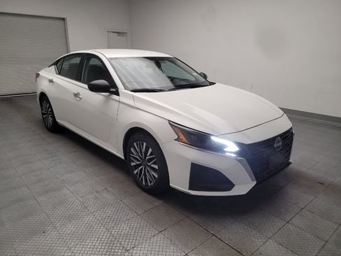 Used 2025 Nissan Altima 2.5 SV FWD image 13