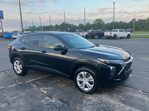 Used 2024 Chevrolet Trax LS FWD image 2