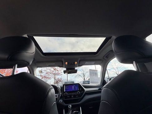 Used 2023 Toyota Highlander XLE image 35