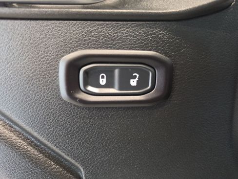 Used 2018 Jeep Wrangler Unlimited Rubicon w/ Dual Top Group AWD/4WD image 17