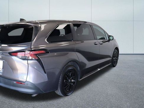 Used 2022 Toyota Sienna XLE AWD/4WD image 8