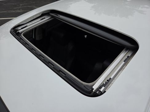 Used 2020 Honda Accord Touring image 4