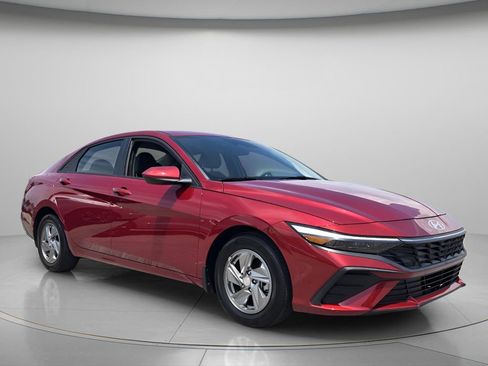 Certified 2025 Hyundai Elantra SE FWD image 9
