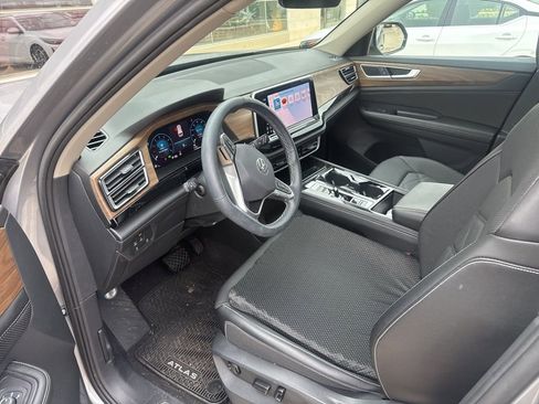 Used 2024 Volkswagen Atlas SE w/ Panoramic Sunroof Package image 6
