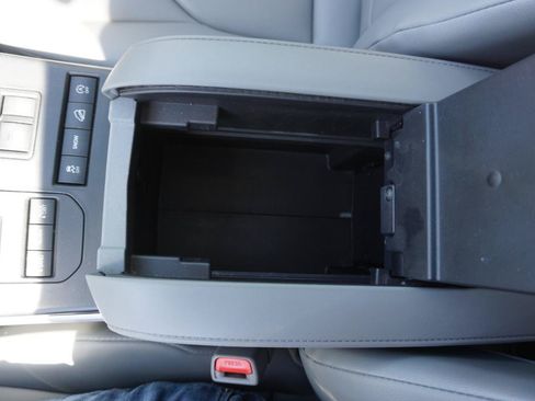 Used 2021 Toyota Highlander XLE AWD/4WD image 31