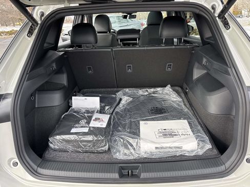 Used 2026 Volkswagen Tiguan SE R-Line AWD/4WD image 9
