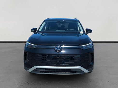 Certified 2025 Volkswagen Tiguan S image 8