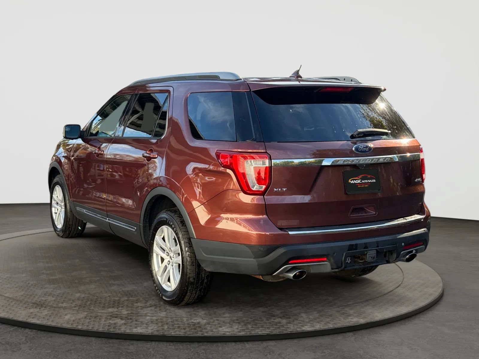 Used 2018 Ford Explorer XLT w/ Equipment Group 201A AWD/4WD image 8