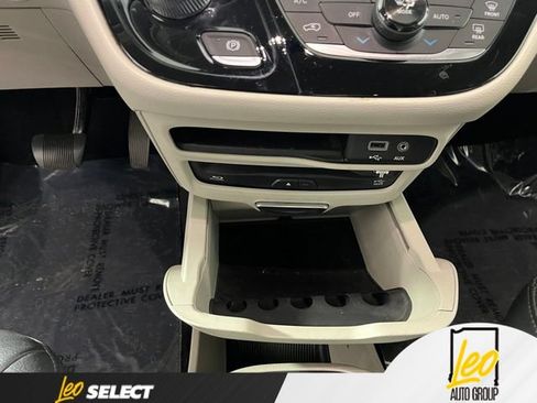 Used 2018 Chrysler Pacifica Touring-L Plus w/ Tire & Wheel Group FWD image 21