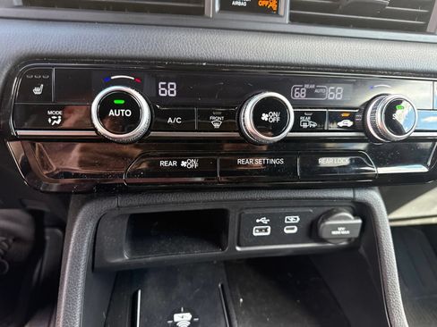 Used 2025 Honda Pilot TrailSport image 28