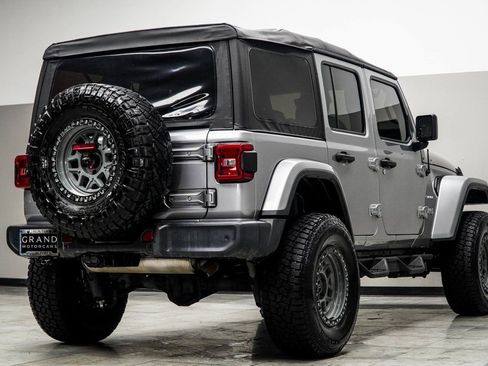 Used 2019 Jeep Wrangler Unlimited Sahara image 12