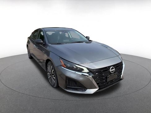 Used 2025 Nissan Altima 2.5 SV FWD image 3