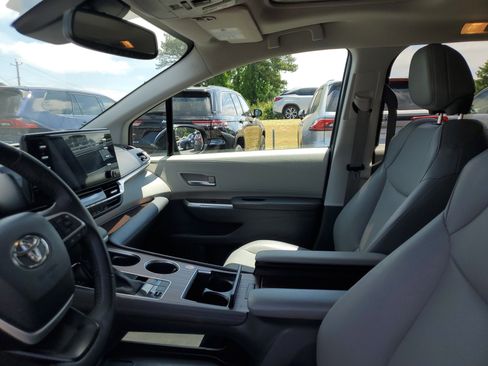 Used 2024 Toyota Sienna XLE FWD image 16