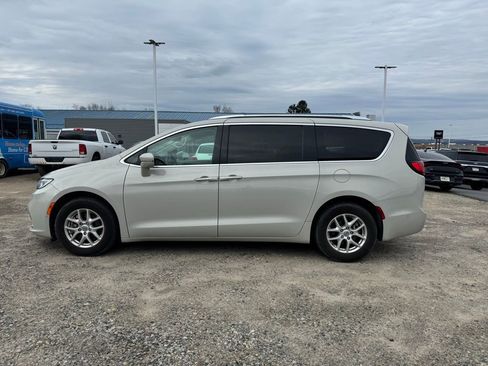 Used 2021 Chrysler Pacifica Touring-L w/ Premium & Safety Sphere Group image 2