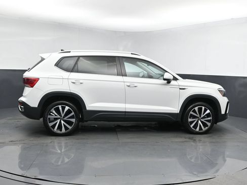 Used 2024 Volkswagen Taos SE FWD image 3