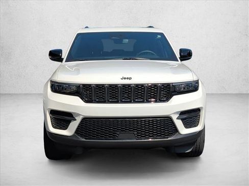 Used 2024 Jeep Grand Cherokee Altitude AWD/4WD image 2
